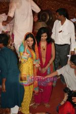 Amrita Rao, Shreya Ghoshal seeks blessings from Lalbaug Ka Raja Ganpati on 30th Aug 2009 (5).jpg