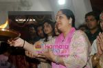 Shilpa Shetty, Sunanda Shetty seek ganesha blessings in Chinchpokli, Mumbai on 29th Aug 2009 (7).JPG
