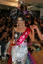 Model walk the ramp at Bharat Dorris hair make up fashion show in Andheri on 7th Sep 2009 (52).JPG