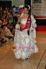 Model walk the ramp at Bharat Dorris hair make up fashion show in Andheri on 7th Sep 2009 (53).JPG