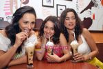 Sushma Reddy, Nauheed Cyrusi, Rozza Catalano unveil F2 coffee in Barista, Juhu on 10th Sep 2009 (12).JPG