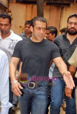 Salman Khan donates food for kids at Dongri remand home in Mumbai on 15th Sep 2009 (43).JPG