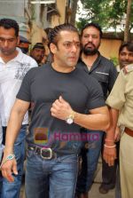 Salman Khan donates food for kids at Dongri remand home in Mumbai on 15th Sep 2009 (45).JPG