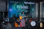 Gouri playing the first note at Uday Benegal_s and Rolling Stone India_s new venture Tuborg Acoustic Adventures in Gadda Da Vida � the lounge bar at Novotel Mumbai Juhu Beach on 17th Sep 2009.jpg