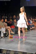 Model walk the ramp for Nishka and Neeta Lulla Show on Lakme Fashion Week Day1 on 18th Sep 2009 (2).JPG