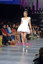 Model walk the ramp for Nishka and Neeta Lulla Show on Lakme Fashion Week Day1 on 18th Sep 2009 (78).JPG