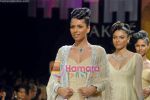 Model walk the ramp for Nishka and Neeta Lulla Show on Lakme Fashion Week Day1 on 18th Sep 2009 (82).JPG