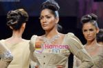 Model walk the ramp for Nishka and Neeta Lulla Show on Lakme Fashion Week Day1 on 18th Sep 2009 (83).JPG