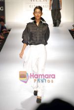 Model walk the ramp for Anuj Sharma_s Show on LIFW Day 2 on 19th Sep 2009 (30).JPG