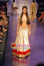 Model walk the ramp for Manish Malhotra_s Show on LIFW Day 2 on 19th Sep 2009 (12).JPG