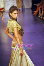 Model walk the ramp for Manish Malhotra_s Show on LIFW Day 2 on 19th Sep 2009 (14).JPG