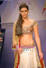 Model walk the ramp for Manish Malhotra_s Show on LIFW Day 2 on 19th Sep 2009 (16).JPG