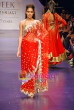 Model walk the ramp for Manish Malhotra_s Show on LIFW Day 2 on 19th Sep 2009 (21).JPG