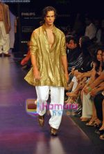 Model walk the ramp for Manish Malhotra_s Show on LIFW Day 2 on 19th Sep 2009 (3).JPG