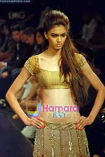 Model walk the ramp for Manish Malhotra_s Show on LIFW Day 2 on 19th Sep 2009 (43).JPG
