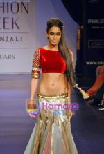 Model walk the ramp for Manish Malhotra_s Show on LIFW Day 2 on 19th Sep 2009 (5).JPG