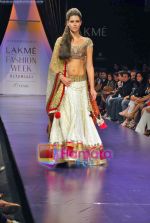 Model walk the ramp for Manish Malhotra_s Show on LIFW Day 2 on 19th Sep 2009 (53).JPG