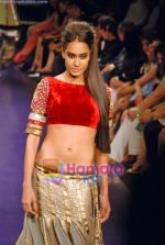 Model walk the ramp for Manish Malhotra_s Show on LIFW Day 2 on 19th Sep 2009 (6).JPG