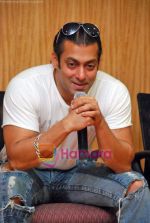 Salman Khan cheers cancer patients of Hinduja Hospital in Hinduja Hospital on 19th Sep 2009 (18).JPG