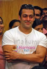 Salman Khan cheers cancer patients of Hinduja Hospital in Hinduja Hospital on 19th Sep 2009 (24).JPG