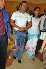 Salman Khan cheers cancer patients of Hinduja Hospital in Hinduja Hospital on 19th Sep 2009 (7).JPG