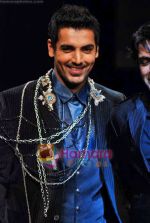 John Abraham walk the ramp for Rocky S_s Show on LIFW Day 3 on 20th Sep 2009 (10).JPG