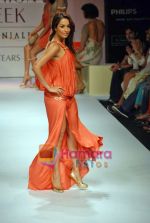 Malaika Arora Khan walk the ramp for Mandira Wirk_s Show on LIFW Day 4 on 21st Sep 2009 (49).JPG