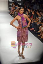 Model walk the ramp for Anupama Dayal_s Show on LIFW Day 4 on 21st Sep 2009 (28).JPG