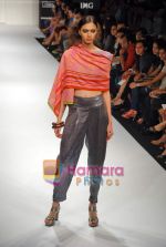 Model walk the ramp for Anupama Dayal_s Show on LIFW Day 4 on 21st Sep 2009 (34).JPG