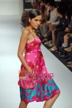 Model walk the ramp for Anupama Dayal_s Show on LIFW Day 4 on 21st Sep 2009 (49).JPG