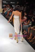 Model walk the ramp for Mandira Wirk_s Show on LIFW Day 4 on 21st Sep 2009 (16).JPG