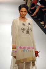 Model walk the ramp for Paromita Banerjee_s Show on LIFW Day 4 on 21st Sep 2009 (18).JPG