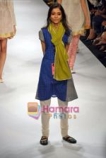 Model walk the ramp for Paromita Banerjee_s Show on LIFW Day 4 on 21st Sep 2009 (2).JPG