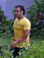 Salman Khan snapped chilling on Id day in Bandra, Mumbai on 21st Sep 2009 (8).jpg