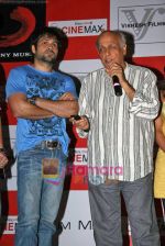 Emraan Hashmi, Mahesh Bhatt at the Music Launch of Tum Mile in Cinemax Versova, Mumbai on 22nd Sep 2009 (2).JPG
