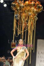 Lara Dutta walk the ramp for Rakesh Aggarwal_s Show on LIFW Day 5 on 22nd Sep 2009 (16).JPG