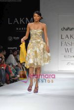 Model walk the ramp for Chaitanya Rao_s Show on LIFW Day 5 on 22nd Sep 2009 (10).JPG