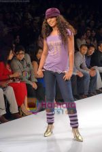 Model walk the ramp for Narendra Kumar_s Show on LIFW Day 5 on 22nd Sep 2009 (3).JPG