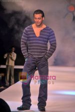 Salman Khan walk the ramp for Guru brand in Taj Land_s End on 25th Sep 2009 (12).JPG