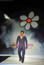 Salman Khan walk the ramp for Guru brand in Taj Land_s End on 25th Sep 2009 (6).JPG