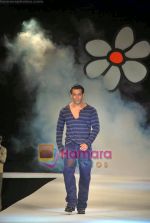 Salman Khan walk the ramp for Guru brand in Taj Land_s End on 25th Sep 2009 (8).JPG