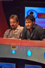 Ajay Devgan, Sanjay Dutt on the sets of Saregama Lil Champs in Famous Studios on 29th Sep 2009 (4).JPG