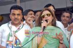 Dimple Kapadia campaigns for Sanjay Nirupam in Borivili, Mumbai on 29th Sep 2009 (6).JPG