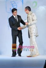 Shahrukh Khan at Give India ramp show for CEOs in Taj Colaba on 5th Oct 2009 (2).JPG