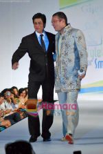 Shahrukh Khan at Give India ramp show for CEOs in Taj Colaba on 5th Oct 2009 (4).JPG