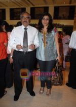 Isha Mehra with dad IM Kadri at Araaish exhibition in Blue Sea on 6th Oct 2009.jpg