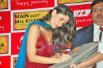 Kareena Kapoor at Main Aur Mrs Khanna VIP Make a Wish foundation event in Taj Land_s End on 11th Oct 2009 (21).JPG