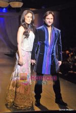 Saif Ali Khan, Kareena Kapoor at Manish malhotra Show on day 3 of HDIL on 14th Oct 2009 (2).JPG