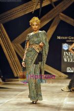 Model walk the ramp for Manav Gangwani at HDIL India Couture Week, Grand Hyatt, Mumbai on 15th  Oct 2009 (25).JPG