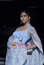 Model walk the ramp for Suneet Varma Show at HDIL India Couture Week, Grand Hyatt, Mumbai on 15th Oct 2009 (32).JPG